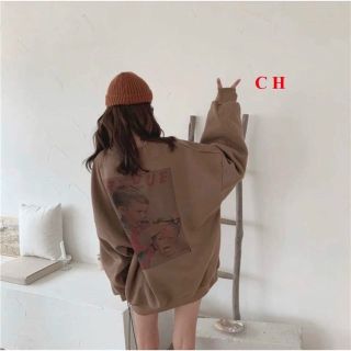 Áo sweater màu nâu in em bé hớt tóc đẹp xuất sắc