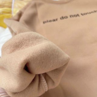 Áo sweater màu nâu in em bé hớt tóc đẹp xuất sắc