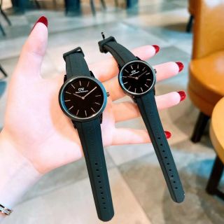 ĐỒNG HỒ D W ICONIC MOTlON COUPLE HOT