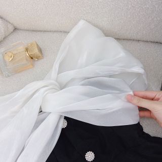ĐẦM ĐEN PHỐI VOAN TRẮNG TRỄ VAI XOẮN NGỰC
