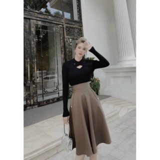 Chân váy xòe 2 túi cạp cao dáng lỡ chất liệu vải cao cấp.