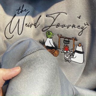 Áo hoodie tay dài form rộng hình thêu chữ Weird Journey