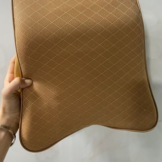 Gối tựa cổ xe hơi vân caro đen/kem - Gối tựa đầu xe ô tô cao cấp bảo vệ cổ