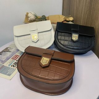 TÚI ĐEO CHÉO DÁNG BẦU DA RẮN