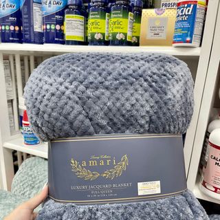 Chăn lông AMARI LUXURY JACQUARD BLANKER (gọi tắt chăn lông AMARI) mua tại COSTCO MỸ