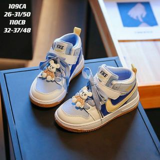 Giày thể thao trẻ em cổ cao quai dán phối dây buộc gắn sticker gấu dễ thương 109