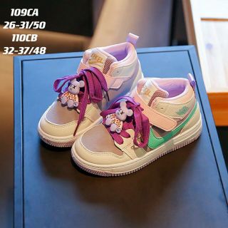 Giày thể thao trẻ em cổ cao quai dán phối dây buộc gắn sticker gấu dễ thương 109