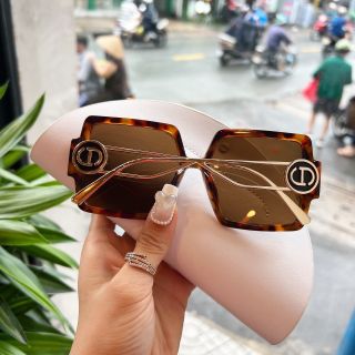 Mắt kính thời trang nữ vuông