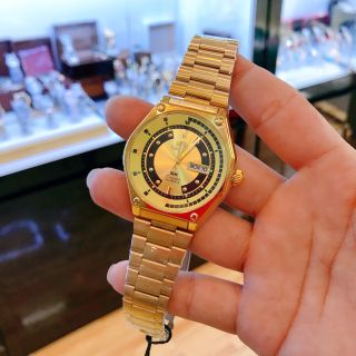 Đồng hồ dáng cổ phục dựng lại