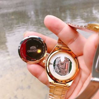 Đồng hồ dáng cổ phục dựng lại