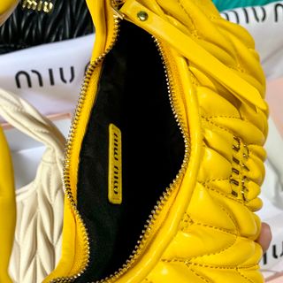 TÚI XÁCH MIUu MIU HOBO sz22 Fullbox. Hàng super. Có logo mã cod ( GIÁ CẠNH TRANH)