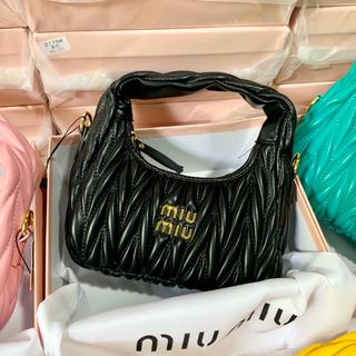 TÚI XÁCH MIUu MIU HOBO sz22 Fullbox. Hàng super. Có logo mã cod ( GIÁ CẠNH TRANH)