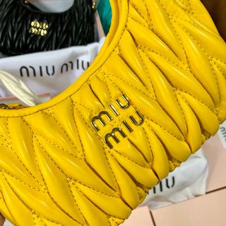 TÚI XÁCH MIUu MIU HOBO sz22 Fullbox. Hàng super. Có logo mã cod ( GIÁ CẠNH TRANH)