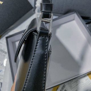 Túi xách PRADAa NẮP KẸP NÁCH sz22 ,Fullbox, có bọc seal . Hàng super, có logo mã cod