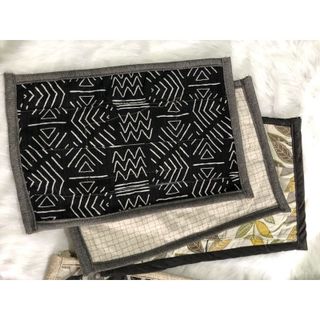 Thảm Lau Chân Hình Thổ Cẩm Dày Dặn Kích Thước 34 x 46cm Giao Màu Ngẫu Nhiên