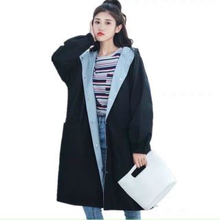 Áo khoác dù dài mặc được 2 mặt, có túi rộng áo dài đến gối