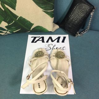 Sandal nữ cao gót nhọn quai dây đính đá đồng tiền màu kem da CG0043