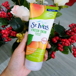 Sữa Rửa Mặt tẩy St. Ives Tươi Mát Hương Mơ tẩy tế bào chết 170g