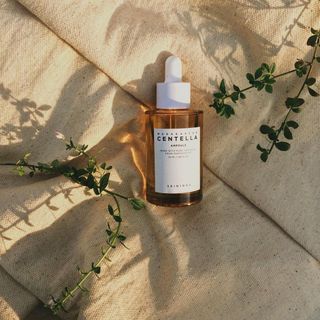 Tinh Chất Rau Má Giảm Mụn Và Làm Dịu Dành Cho Da Nhạy Cảm Skin1004 Madagascar Centella Ampoule