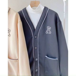 Áo khoác bomber nỉ nút logo in gấu, chạy viền nẹp và túi