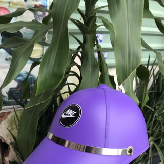 Nón bảo hiểm kết tem chữ khoét sau cột tóc