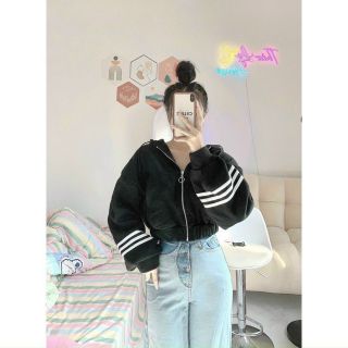 Áo khoác lửng ngắn chạy 3 sọc ở tay, dây kéo khoen