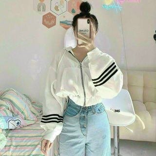 Áo khoác lửng ngắn chạy 3 sọc ở tay, dây kéo khoen