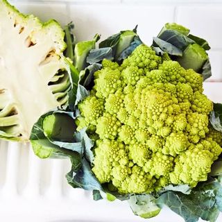Hạt giống Bông cải súp lơ xanh hình san hô xoắn ốc Rạng Đông - Green Cauliflower 229 (Romanesco)