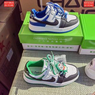 Giày thể thao trẻ em gắn stick đoremom K071