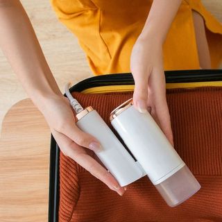 Bàn Là Hơi Nước Cầm Tay Kaisa Villa YD 218 thế hệ mới dễ dàng cầm nắm và tiện lợi di chuyển.