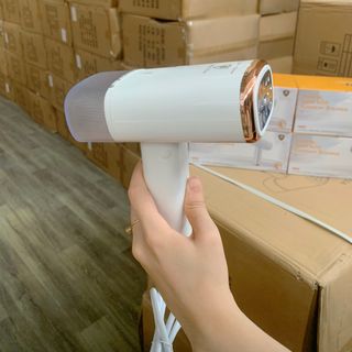 Bàn Là Hơi Nước Cầm Tay Kaisa Villa YD 218 thế hệ mới dễ dàng cầm nắm và tiện lợi di chuyển.