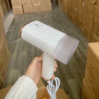 Bàn Là Hơi Nước Cầm Tay Kaisa Villa YD 218 thế hệ mới dễ dàng cầm nắm và tiện lợi di chuyển.