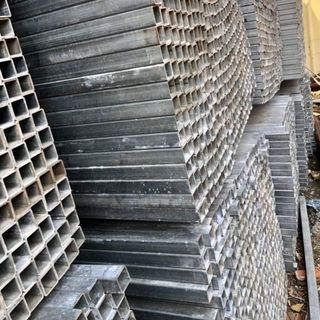 Bán Sắt vuông 4. Dày 2.5 ly Dài 2.4m Cây 7kg. Nhúng kẽm. Giá: 12k/kg Tổng 100tấn