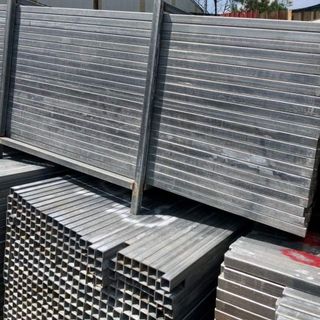 Bán Sắt vuông 4. Dày 2.5 ly Dài 2.4m Cây 7kg. Nhúng kẽm. Giá: 12k/kg Tổng 100tấn