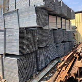 Bán Sắt vuông 4. Dày 2.5 ly Dài 2.4m Cây 7kg. Nhúng kẽm. Giá: 12k/kg Tổng 100tấn