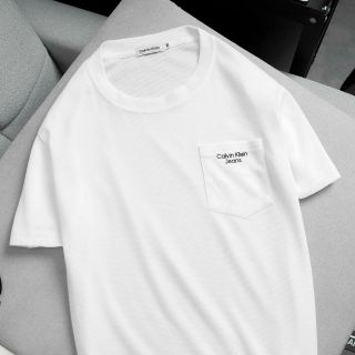 T shirt cổ tròn phối túi Calvin Kiein