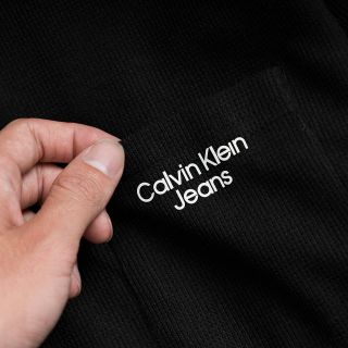 T shirt cổ tròn phối túi Calvin Kiein