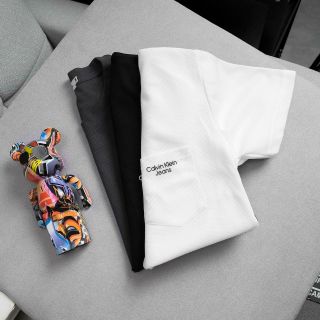 T shirt cổ tròn phối túi Calvin Kiein