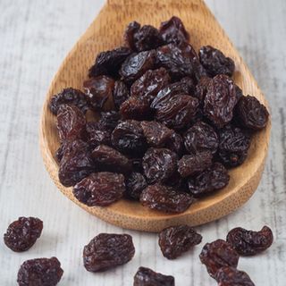 Nho khô đen ngon ngọt nhâp khẩu từ Trung Quốc gói 1kg giá sỉ