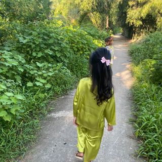 Bà ba bé gái và bé trai đều mặc được vải phi lụa
