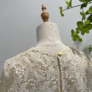 Áo ren cổ tròn ngắn tay quyến rũ