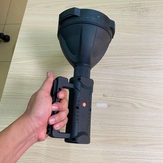 Đèn pin xách tay siêu sáng W591 chiếu xa 1000m có chân đế pin 8000mAh