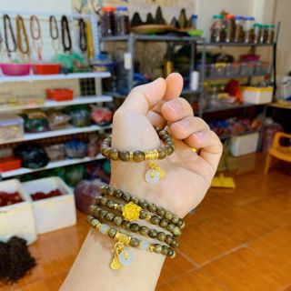 Vòng trầm mix hoa sen vàng