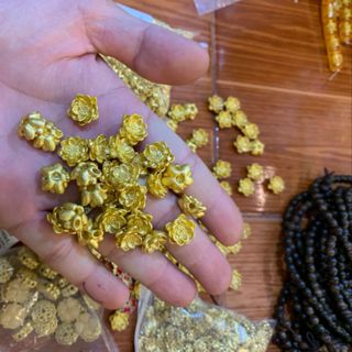 Chamr hoa sen mạ vàng mix vòng phong thủy