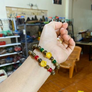 Chamr hoa sen mạ vàng mix vòng phong thủy