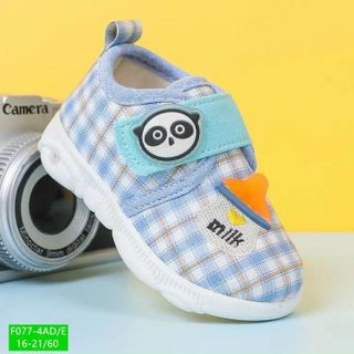 Giày trẻ em chất vải caro đẹp họa tiết bình sữa F077