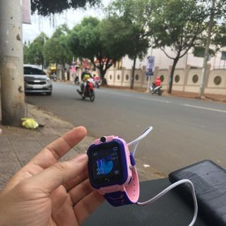Đồng hồ định vị thông minh trẻ em Q12 sạc hít nam châm tặng kèm sim 4G