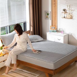 Ga trải giường chiếu điều hòa cao cấp và hai vỏ gối cao su non siêu êm mát mùa hè ấm mùa đông