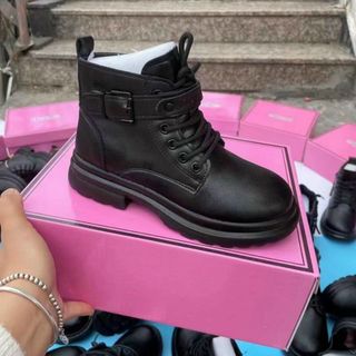 Giày boots trẻ em màu đen buộc dây cá tính K502 giá sỉ