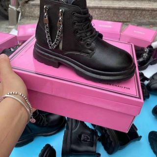 Giày boots trẻ em màu đen buộc dây cá tính K502